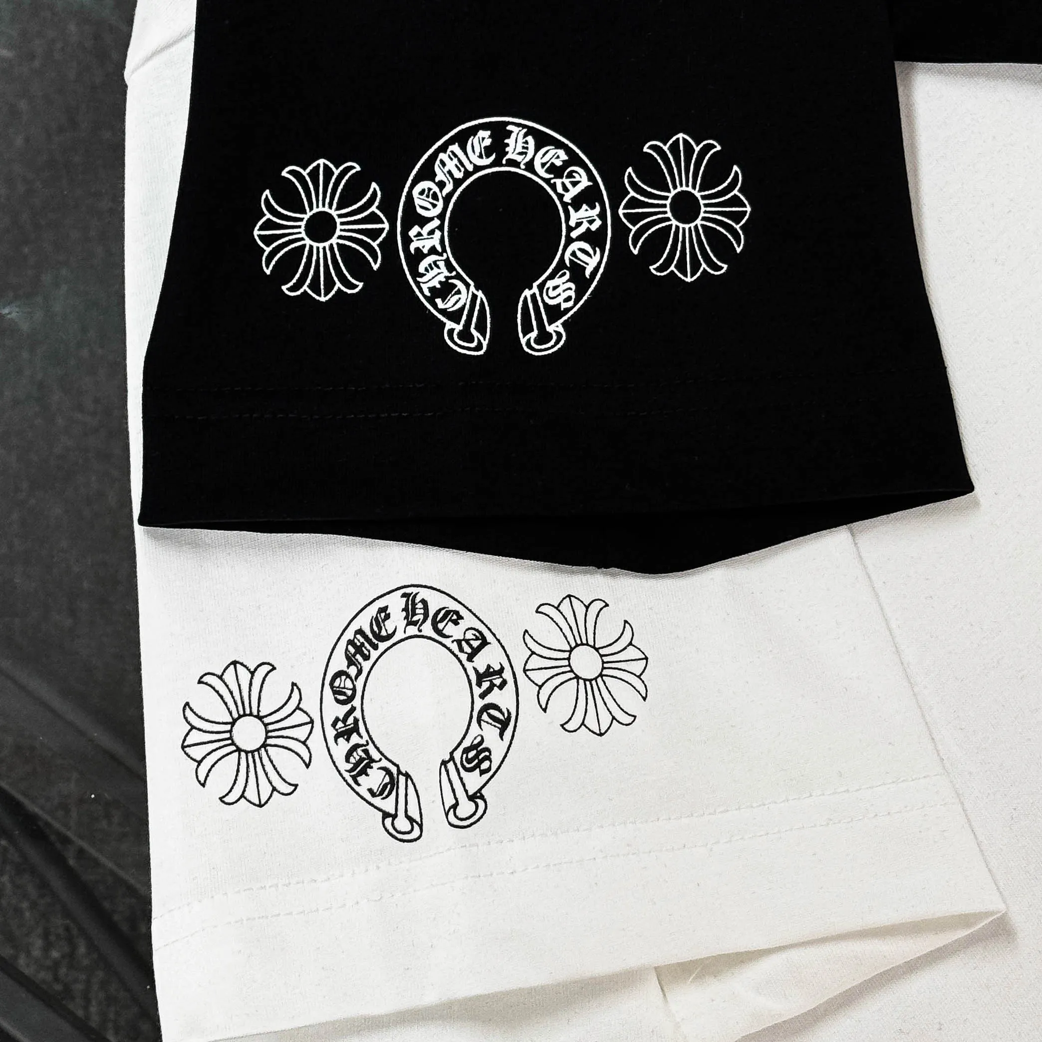 P170 Chrome Hearts Chrome Hearts 25 high version. The fabric is made of 300g high-density pure cotton. It does not deform or shrink. It has three labels. It is the same style for men and women. Technology: Gradient digital printing. Color: White. Black. SIZE: S-XL.